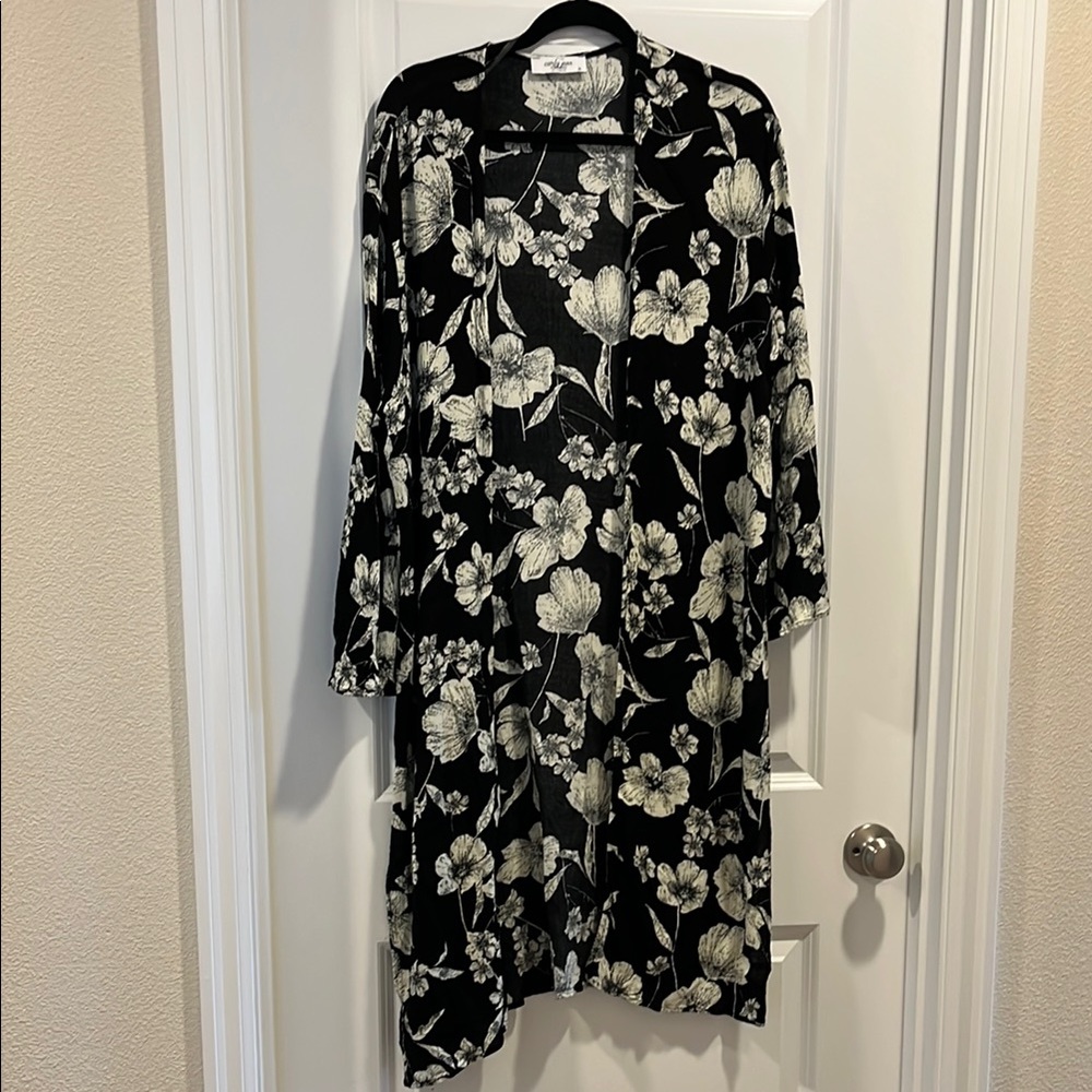 Carly Jean Los Angeles Black and Cream Floral kimono